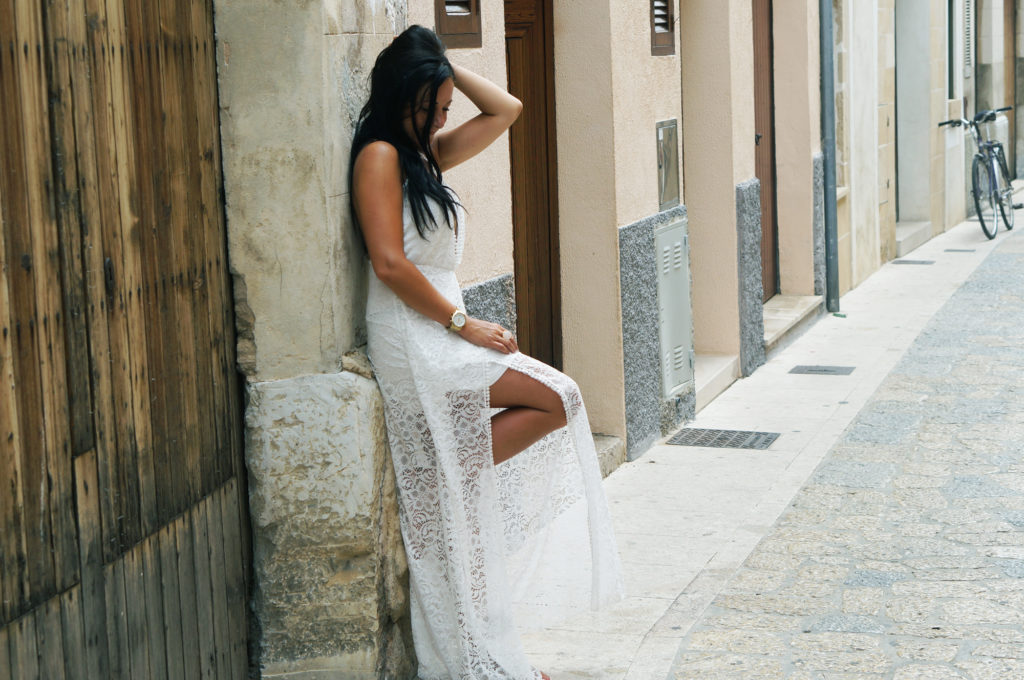 Biała koronkowa sukienka - ten model ROBI FURORĘ! [GALERIA] -  
